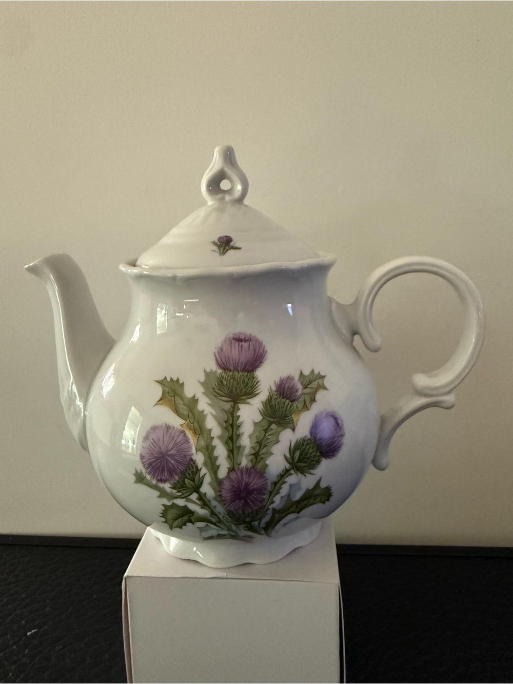 Thistle motifs Teapot With Lid Pre-Owned 7.5"